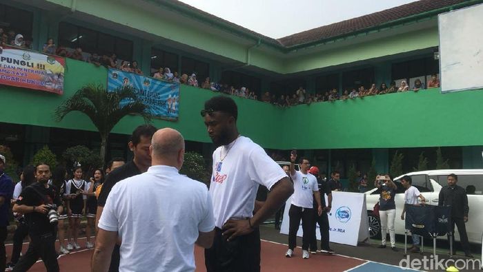 Jaylen Brown saat memberikan coaching clinic di SMA 82 Jakarta (Amalia Dwi Septi/detikSport) Jaylen Brown saat memberikan coaching clinic di SMA 82 Jakarta (Amalia Dwi Septi/detikSport)
