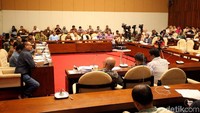Amien meminta Presiden Joko Widodo (Jokowi) bersikap tegas terhadap Freeport. Amien meminta Jokowi meniru cara Presiden Bolivia Evo Morales dalam menasionalisasi aset asing.