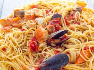 Baru Gajian? Enaknya Makan Spaghetti Marinara dan Carbonara yang Gurih Enak