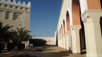 Masjid ini dibangun tepat di pohon yang menjadi lokasi peristirahatan Nabi Muhammad SAW dalam perjalanan menuju Makkah.