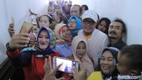 Saat memasuki ruang mediasi, Sule langsung diserbu warga yang ingin berfoto bersamanya. 