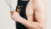 Bukan hanya modal wajah dan tubuh atletis, bakat membuat kue Adlard sudah terlihat sejak kecil. Ia mewarisi bakat ayahnya yang merupakan baker handal. Foto: Instagram toplessbaker