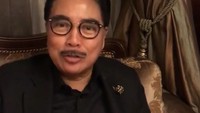 Luar biasa nyonya saya, satu persatu dia buat ini, kata Hotma sambil menunjukkan mille crepes buatan sang istri. Foto: instagram @mamitoko