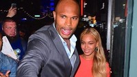 Julius De Boer adalah bodyguard dari sang diva, Beyonce. Ia merupakan lulusan psikologi dari University of Amsterdam. Adaptabilitas, dalam hal fisik dan psikologis, adalah karakteristik utama yang harus kamu miliki, kata Julius saat disinggung soal kemampuan yang harus ia miliki saat bekerja dengan Beyoncé dalam wawancara Variety 2011. (Foto: Instagram/juliusbodyguard)