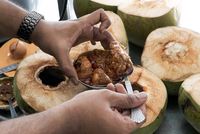 Sensasi Baru, Makan Nasi Briyani yang Dikukus dalam Batok Kelapa Segar!