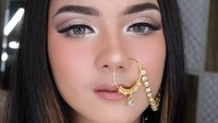 Ersya tampil dengan makeup khas India. Foto: Dok. Instagram/vuvamua
