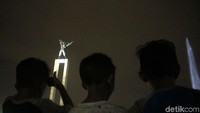 Sejumlah anak menyaksikan atraksi air mancur menari.