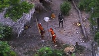 Tahun 2011 di kawasan Vale do Javari (perbatasan negara Brasil dan Peru), tim peneliti Brasil dari atas pesawat menemukan salah satu suku yang belum tersentuh dunia luar (Funai/Survival International)