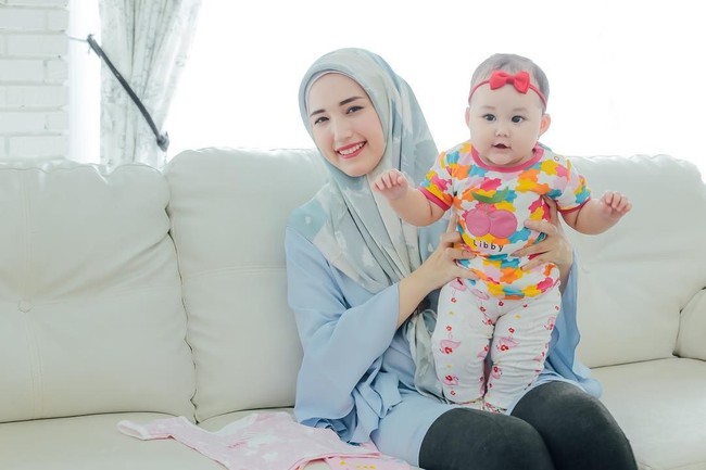 Kreatifitas netizen dalam melabeli gaya hijab memang luar biasa. Sebelumnya gaya hijab turban pernah disebut hijab brokoli. Gaya hijab ikan bawal ini juga sebenarnya lazim saja. Banyak selebgram hijab Indonesia yang tampil dengan gaya ini. Foto: Instagram Adelia Pasha