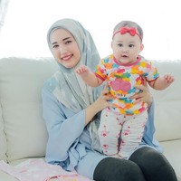 Kreatifitas netizen dalam melabeli gaya hijab memang luar biasa. Sebelumnya gaya hijab turban pernah disebut hijab brokoli. Gaya hijab ikan bawal ini juga sebenarnya lazim saja. Banyak selebgram hijab Indonesia yang tampil dengan gaya ini. Foto: Instagram Adelia Pasha