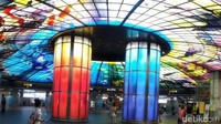 Interior didesain dengan cukup menarik karena dihias dengan lampu warna-warni berbagai motif yang menimbulkan kesan mewah.