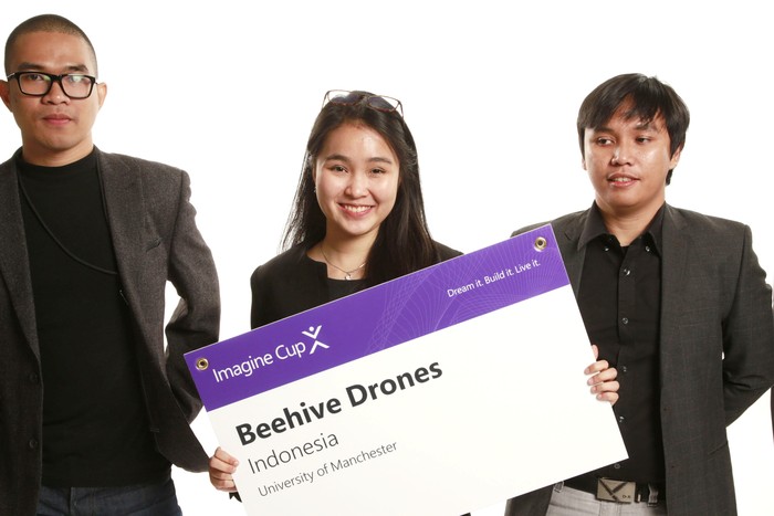 Tim BeeHive Drones memperkenalkan drone untuk petani. Foto: Microsoft Indonesia Tim BeeHive Drones memperkenalkan drone untuk petani. Foto: Microsoft Indonesia