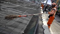 Upaya pembersihan kali ini pun masih terus dilakukan oleh para petugas Penanganan Prasarana dan Sarana Umum (PPSU). Namun jika masyarakat masih saja membuang sampah sembarangan ke Kali Sentiong, meskipun ditutupi waring kali ini akan tetap kotor dan bertambah bau.