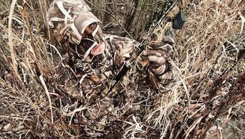 Pemburu ini benar-benar niat dengan menyatu di rerumputan kering di lahan basah. (Foto: wideopenspaces)