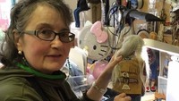 Museum ini dikelola oleh Mary Ellen Frank. Sebagai kurator, Mary Ellen akan membantu pengunjung untuk mengenal boneka-boneka dari berbagai jaman. Pengunjung juga bisa mencoba membuat boneka di studio ini. Aunt Claudias Dolls/Facebook)