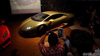 Pengunjung mengabadikan Lamborghini Huracan Avio.