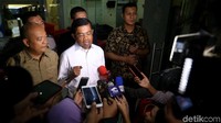 Idrus juga mengaku dia tak pernah menerima hadiah apa pun dari tersangka lainnya, Eni Maulani Saragih, yang diamankan oleh KPK saat berada di rumah dinas Mensos.