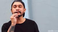Miller Khan Belajar Nyanyi 2 Bulan Demi Debut di Drama Musikal