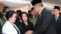 SBY dan Megawati saat upacara pemakaman Taufiq Kiemas di TMP Kalibata, Juni 2013. Keduanya tampak bersalaman. (Foto: Dok. Setpres)