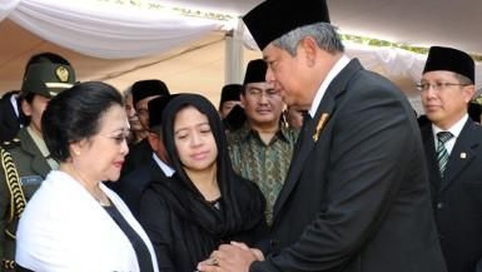 SBY Megawati saat upacara pemakaman Taufiq Kiemas di TMP Kalibata, Juni 2013