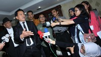 Yusril menjawab pertanyaan wartawan seusai pertemuan.