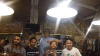 Mampir ke Filosofi Kopi, Adnan kembali melatih kemampuannya dalam meracik kopi bersama teman-temannya.  Foto: Instagram @danieladnan