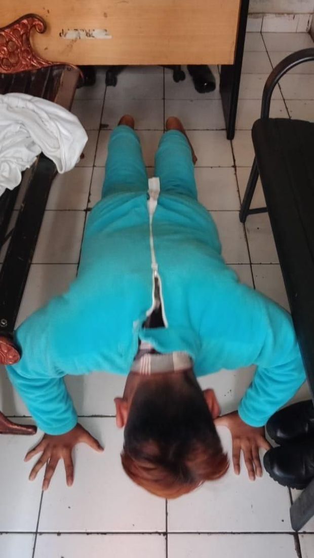Satpol PP Kota Bandung menghukum Z, si badut Smurf, push up 25 kali