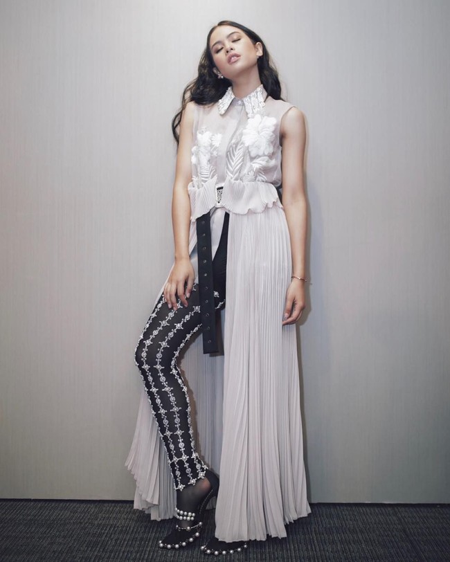 Vogue menyebut gaya Maudy berbeda dari musisi kebanyakan yang cenderung terlalu eksentrik dan sulit dijangkau. Meskipun pilihan busananya juga kebanyakan datang dari brand high-end seperti Louis Vuitton, Valentino dan Gucci, namun ia lebih suka mengenakan sesuatu yang klasik dan bersahaja. Foto: Instagram/@maudyayunda