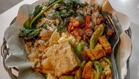 Ini dia salah satu gudeg khas Yogyakarta yang selalu laris. Ya, gudeg koyor! Nasi gudeg koyor dengan tambahan kikil pedas dan opor tahu ini milik kedai Gudeg Kopyor Mas Jede. Foto: Instagram mytastemylife