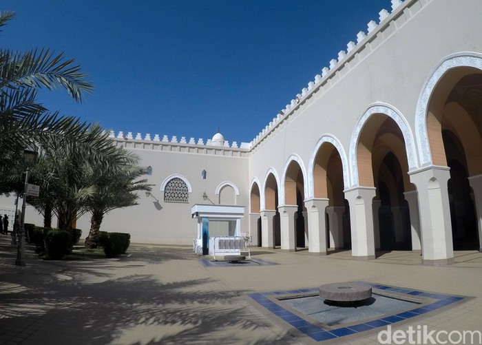 Masjid Bir Ali dibangun pada masa Rasulullah SAW. Setelah mengalami beberapa kali perombakan, masjid yang terletak di Dzulhulaifah itu menjadi lebih megah.