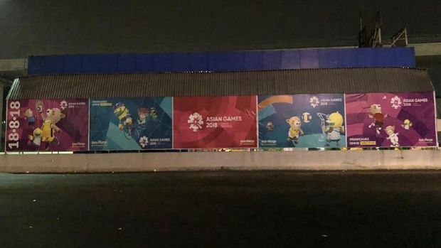 Banner Asian Games juga dipasang di pinggir jalan tol