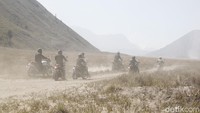 Setelah melewati Jarak Hijau, akhirnya rombongan kami sampai juga ke Lautan Pasir Bromo di sisi barat. Perjalanan belum usai. (dok. Istimewa) 