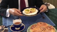 Hotma Sitompul dan istri selalu terlihat memamerkan kemesraannya. Termasuk saat momen makan. Lewat instagram sang istri @mamitoko, Hotma seolah jadi bintang iklan setiap makanan yang dimasaknya.  Foto: instagram @mamitoko