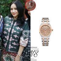 Saat Idul Fitri 2018 kemarin, Nagita Slavina terlihat memakai jam tangan Audemars Piguet. Jam tangan seri Royal Oak 33mm Ladies Two Tone ini harganya US$ 16.900 atau sekitar Rp 243 jutaan. Foto: Instagram