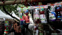 Beberapa souvenir juga dipamerkan.