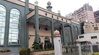 Masjid Kaohsiung juga menjadi salah satu destinasi traveler muslim yang bisa dikunjungi saat plesir ke Taiwan. Bangunannya pun cukup megah dan terdiri dari tiga lantai (Fadhly Fauzi Rachman/detikTravel)