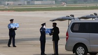 Pemulangan jasad-jasad tentara korban Perang Korea ini menandai pemenuhan sebagian isi kesepakatan yang dicapai antara Presiden AS Donald Trump dan pemimpin Korut Kim Jong-Un dalam pertemuan bersejarah di Singapura, bulan lalu.  (Foto: Dok. REUTERS/Kim Hong-Ji/Pool)