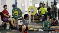 Sejumlah atlet angkat besi melakukan Pemusatan Pelatihan Nasional (Pelatnas) Asian Games 2018 di Mess Kwini, Jakarta, Jumat (27/7/2018).