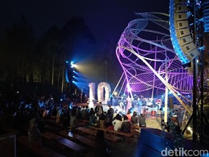 Tropical Transit Hangatkan Suasana Dingin Penonton Jazz Gunung Bromo
