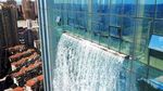 Wow, China Punya Air Terjun Raksasa di Atas Gedung