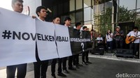 Masyarakat membawa serta berbagai spanduk dan poster berbagai tulisan memberi dukungan untuk Novel Baswedan.