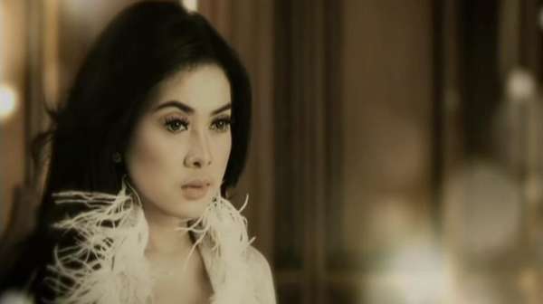 Tebak Video Klip Syahrini Yuk! Tebak Video Klip Syahrini Yuk!