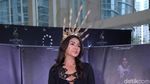 Wow! Nova Eliza Kenakan Mahkota Seberat 5 Kg