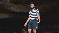 Pose Khalid saat bergaya di Tanah Lot. Dok. Instagram/thegr8khalid