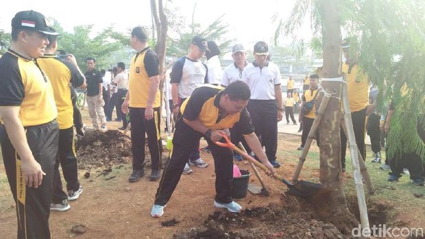 Polda Metro Bersih-bersih hingga Tanam Pohon di Kalijodo