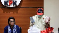 KPK menggelar barang bukti uang suap di gedung KPK, Jakarta.