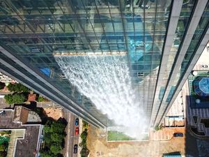 Wow! China Punya Air Terjun di Gedung Pencakar Langit