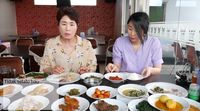 Cicip Masakan Minang, Ibu Youtuber Korea Ini: 