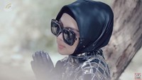 Satu-satunya penampilan Syahrini dengan hijab di video klip I Love You Allah. Dok. Youtube