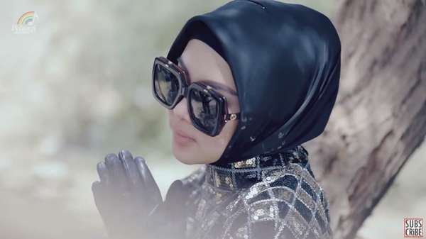Tebak Video Klip Syahrini Yuk! Tebak Video Klip Syahrini Yuk!